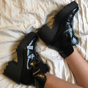 SHOE CULT black platform boot